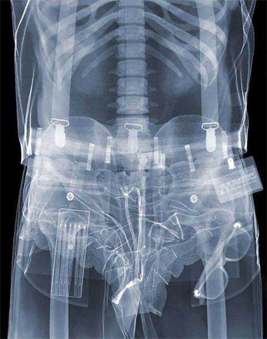 別想走私！直擊現(xiàn)在安檢機(jī)到底多厲害